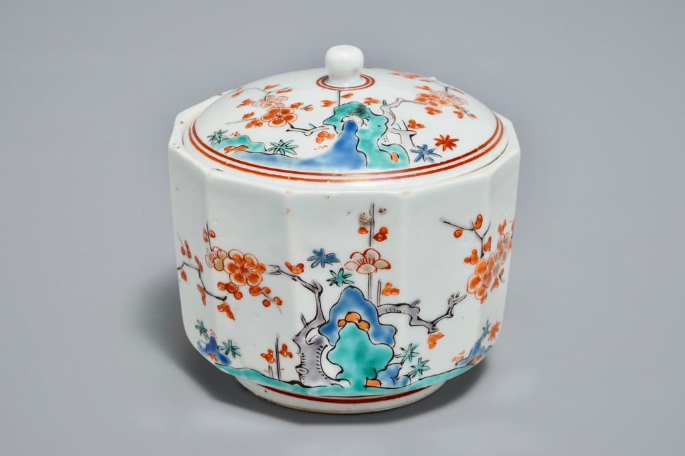 Een Japanse Kakiemon suikerpot met deksel, Edo, 17/18e eeuw